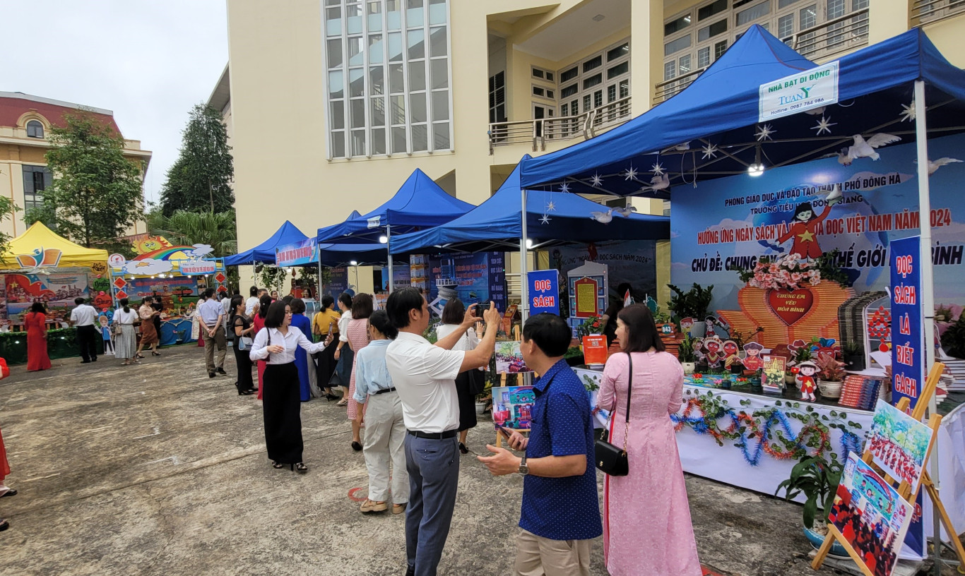 Kh&ocirc;ng gian trưng b&agrave;y s&aacute;ch chủ đề Chung tay x&acirc;y dựng kiến tạo thế giới h&ograve;a b&igrave;nh