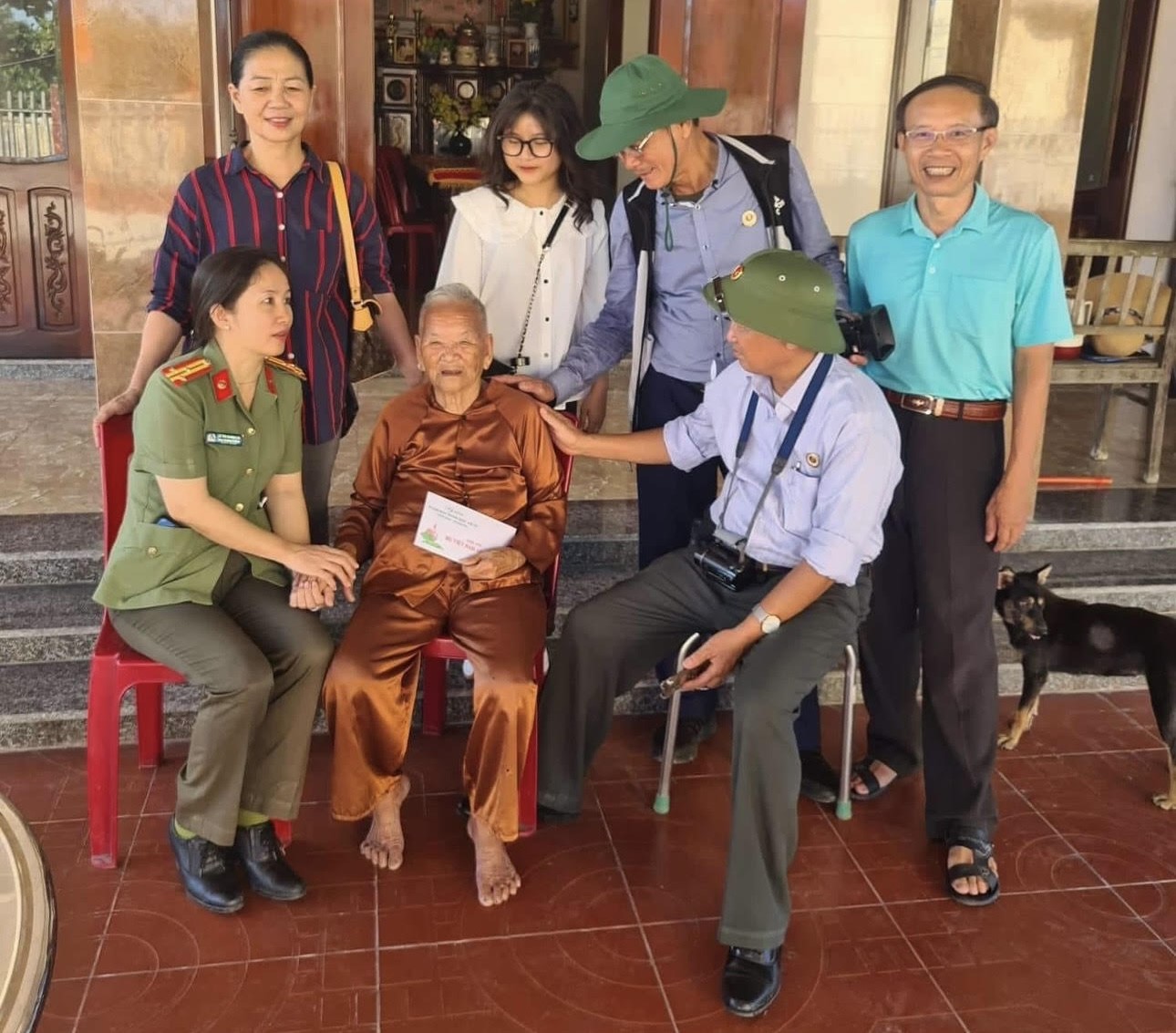 Mẹ VNAH Trần Thị Chánh giữa vòng tay của các cựu chiến binh - Ảnh: L.T.K.H