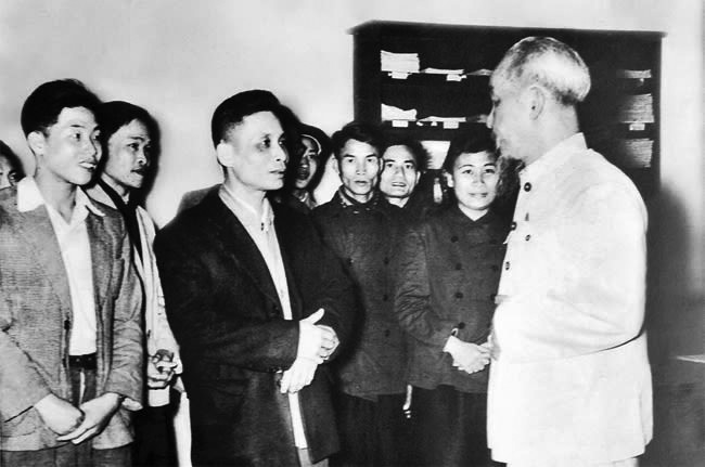 B&aacute;c Hồ đến thăm b&aacute;o Nh&acirc;n D&acirc;n - Ảnh: T.L