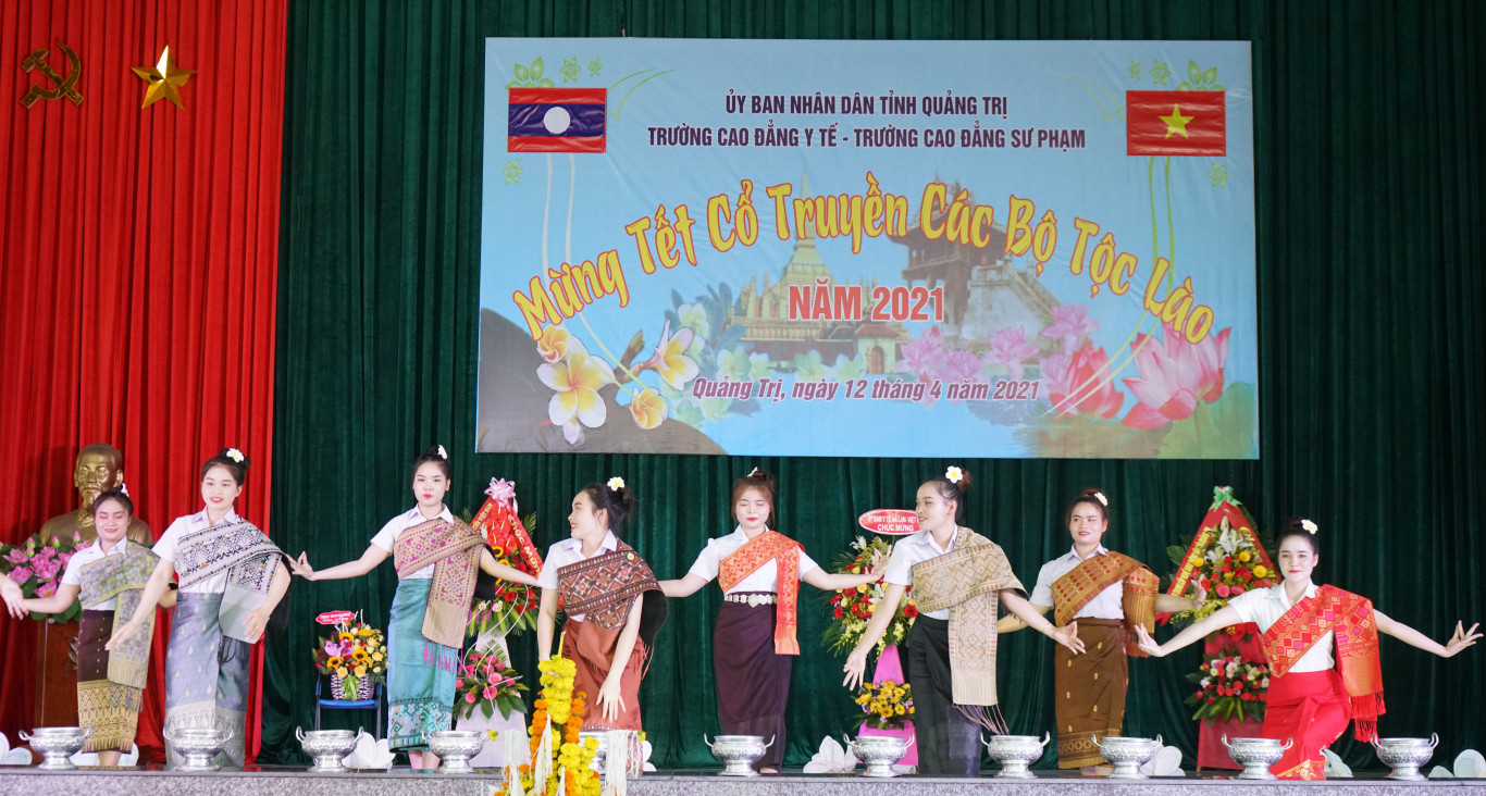 C&ugrave;ng h&ograve;a chung điệu m&uacute;a lăm v&ocirc;ng - Ảnh: Nguy&ecirc;n Thảo