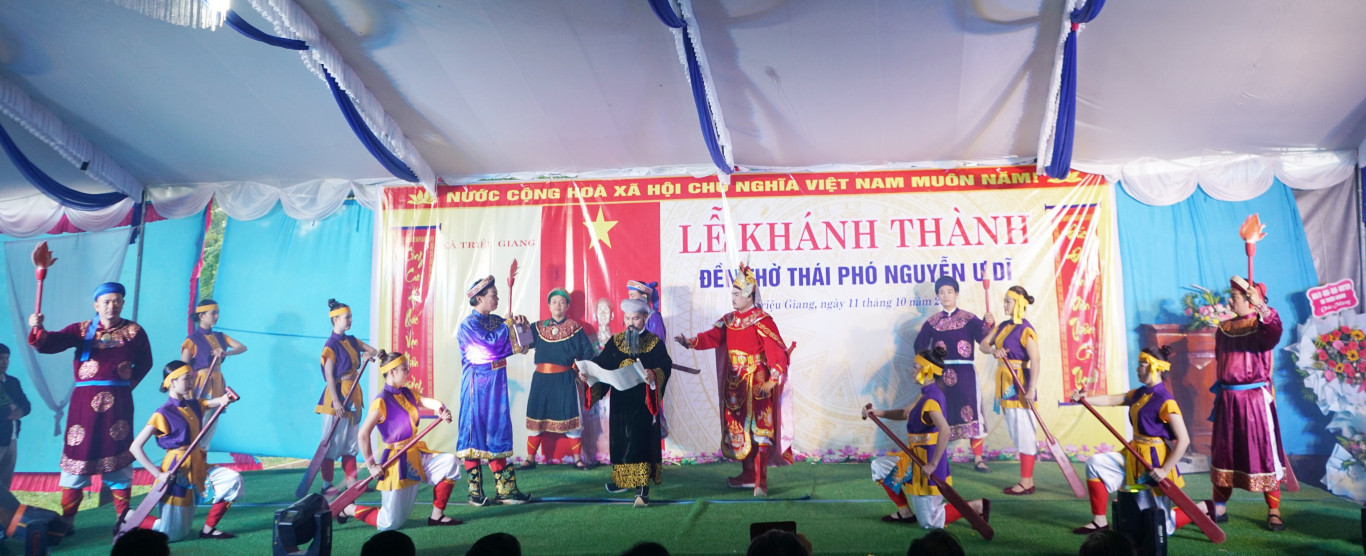 Hoạt cảnh t&aacute;i hiện c&ocirc;ng lao của Th&aacute;i ph&oacute; Nguyễn Ư Dĩ ph&ograve; t&aacute; Ch&uacute;a Nguyễn Ho&agrave;ng trong buổi đầu dựng nghiệp tại buổi lễ kh&aacute;nh th&agrave;nh đền thờ