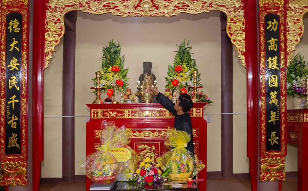 An vị tượng Th&aacute;i ph&oacute; Nguyễn Ư Dĩ trong đền thờ mới