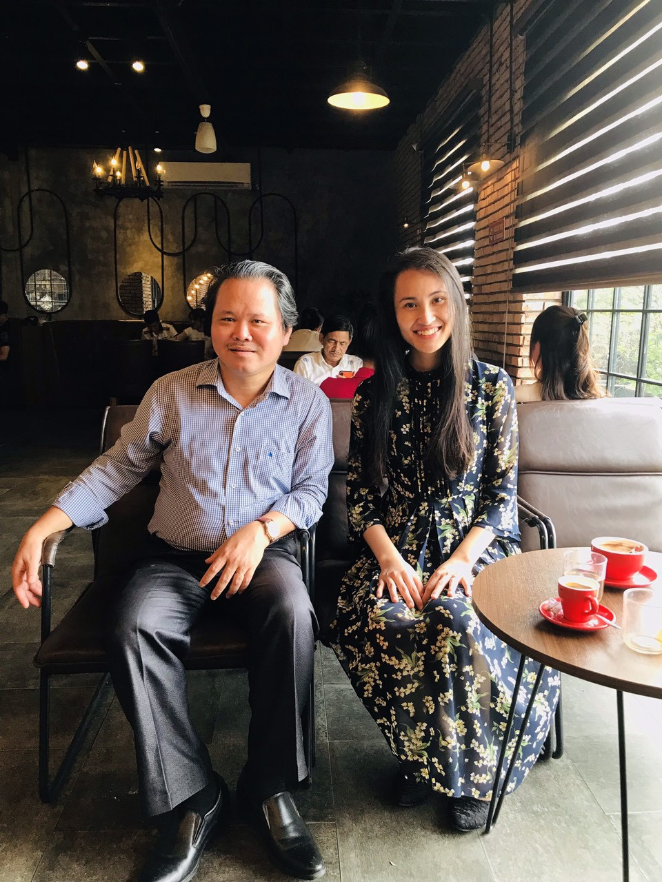 T&aacute;c giả b&agrave;i viết với &ldquo;c&ocirc; g&aacute;i c&ocirc;ng nghệ&rdquo; Nguyễn Thị Thuỳ Trang (phải) - Ảnh: C.T.V