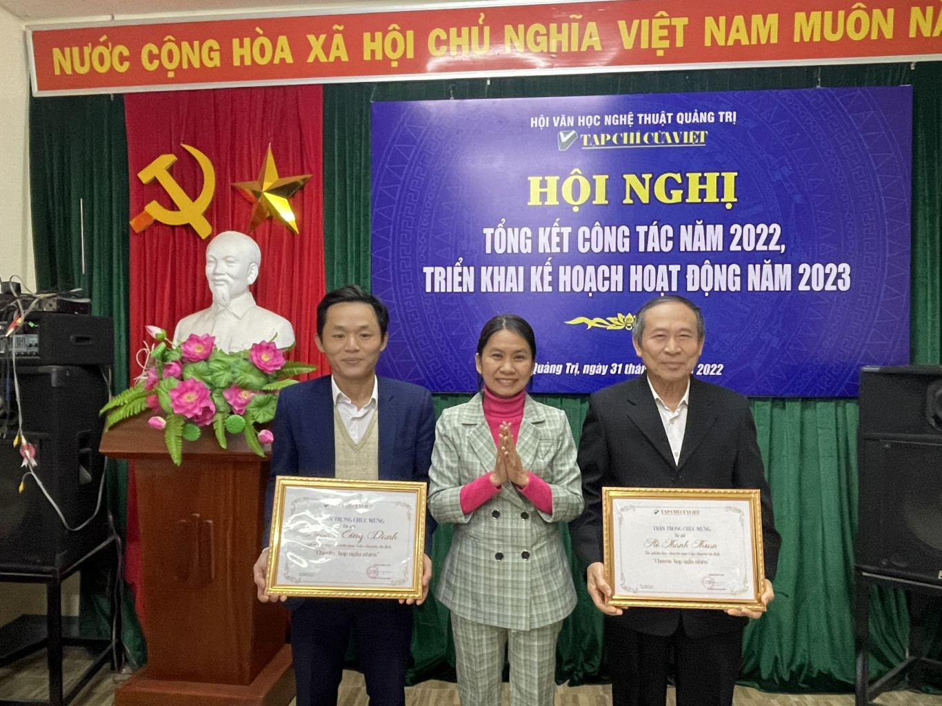 L&atilde;nh đạo Tạp ch&iacute; Cửa Việt trao tặng giấy khen cho cộng t&aacute;c vi&ecirc;n chuy&ecirc;n mục &ldquo;C&acirc;u chuyện du lịch&rdquo; năm 2022 