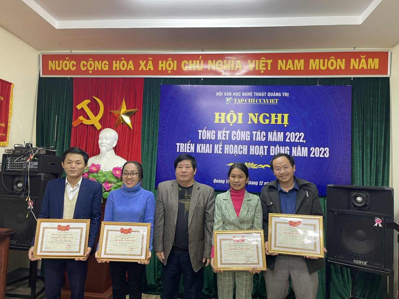 Chủ tịch Hội VHNT tỉnh Nguyễn Văn D&ugrave;ng trao giấy khen cho c&aacute;n bộ, bi&ecirc;n tập vi&ecirc;n Tạp ch&iacute; Cửa Việt c&oacute; th&agrave;nh t&iacute;ch trong c&aacute;c cuộc thi trong v&agrave; ngo&agrave;i tỉnh