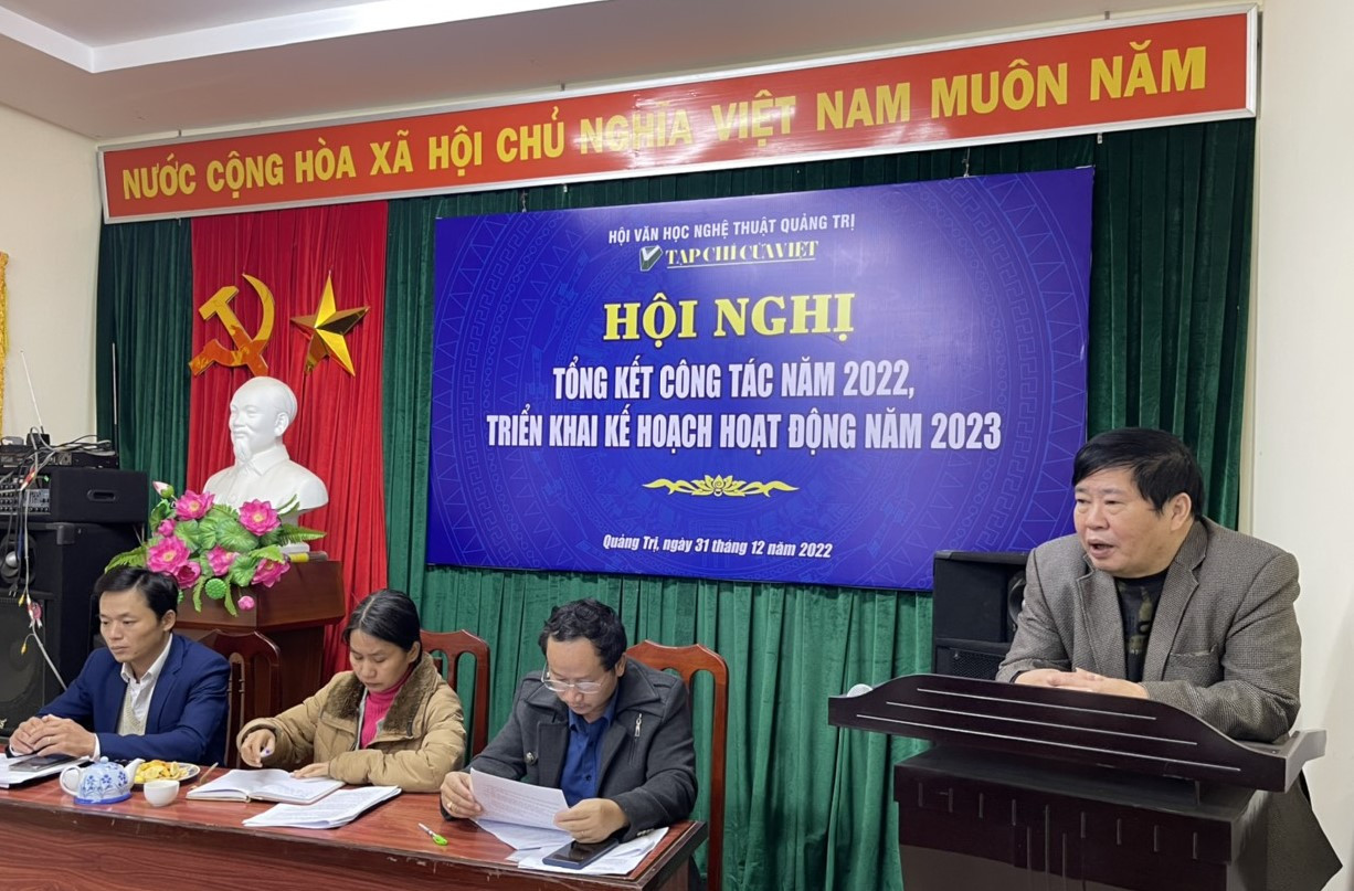 Chủ tịch Hội VHNT tỉnh Nguyễn Văn D&ugrave;ng ph&aacute;t biểu chỉ đạo tại hội nghị