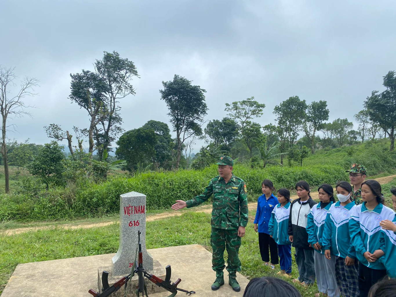 Tiết học Bi&ecirc;n giới, một trong những nội dung gi&aacute;o dục chủ quyền l&atilde;nh thổ quốc gia của c&aacute;c Đồn bi&ecirc;n ph&ograve;ng Quảng Trị - Ảnh: Hồ Thanh