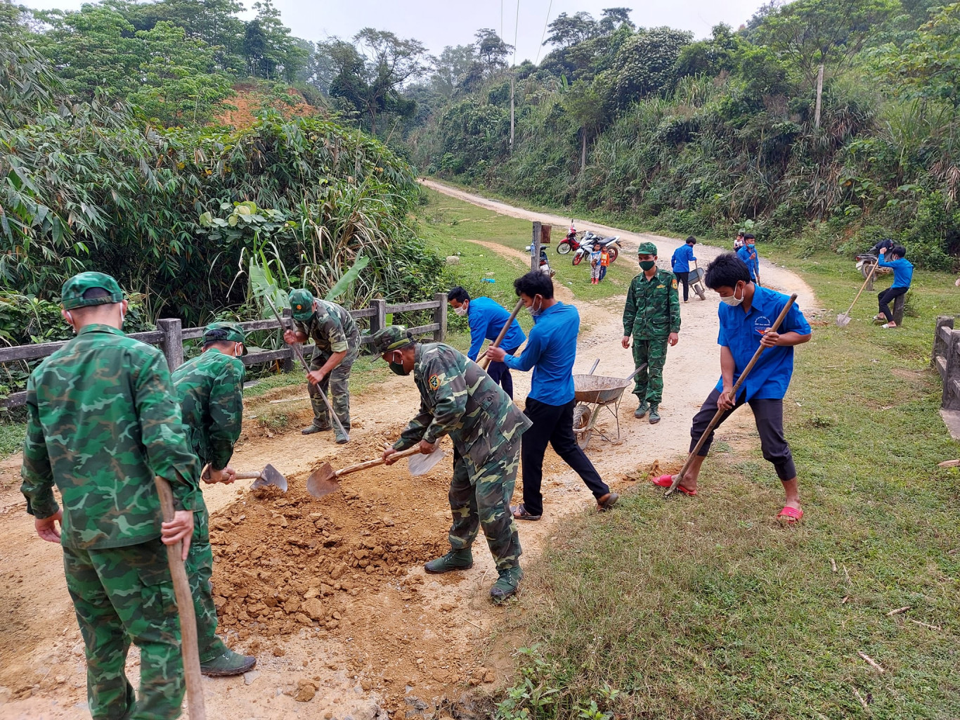 C&aacute;n bộ chiến sỹ Đồn Bi&ecirc;n ph&ograve;ng Ba Nang phối hợp với X&atilde; Đo&agrave;n Ba Nang l&agrave;m đường, vệ sinh m&ocirc;i trường tr&ecirc;n địa b&agrave;n th&ocirc;n bản - Ảnh: L.M.H