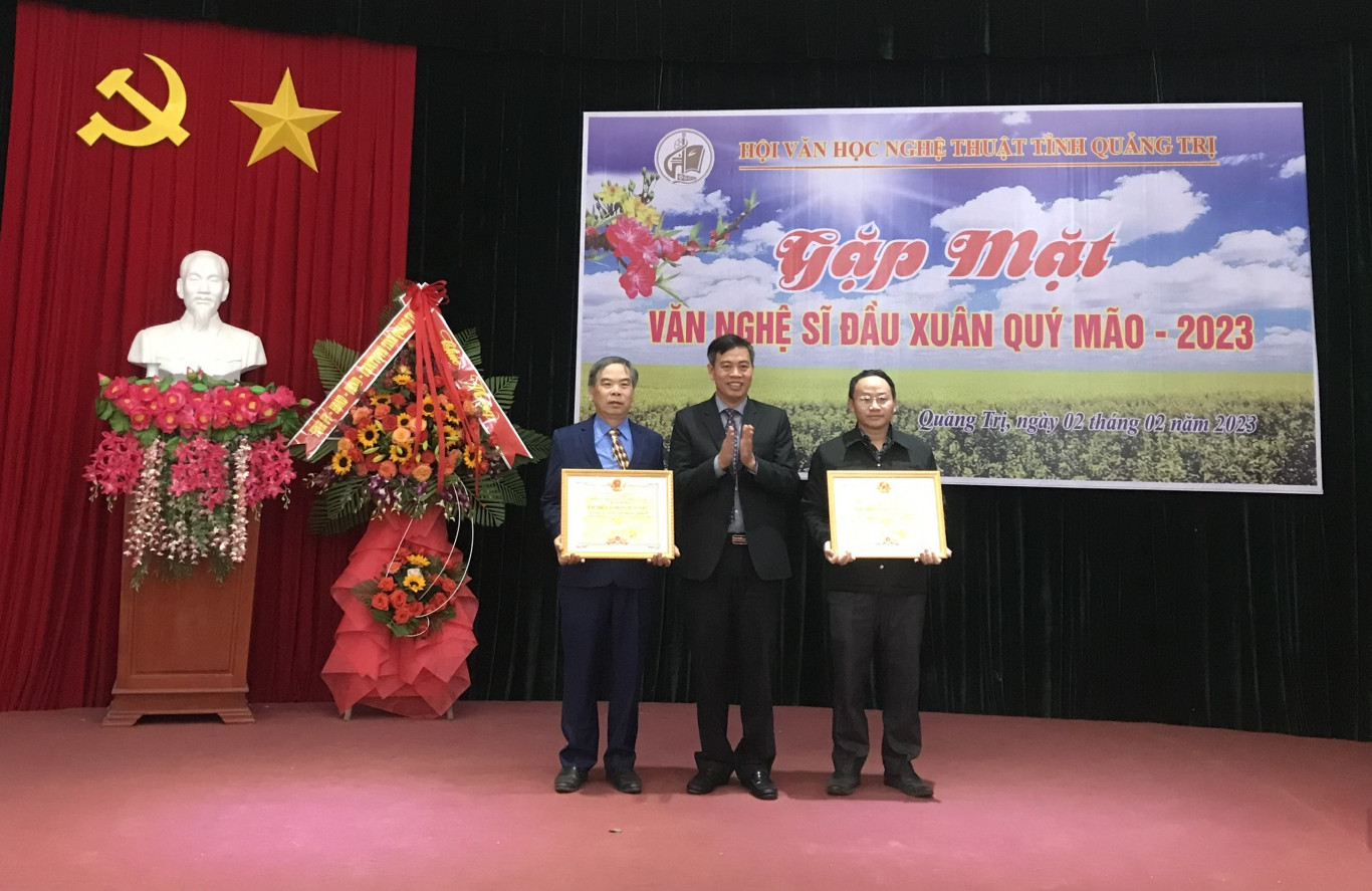 Ph&oacute; B&iacute; thư Thường trực Tỉnh ủy, Chủ tịch HĐND tỉnh Nguyễn Đăng Quang trao Danh hiệu Tập thể lao động xuất sắc cho Văn ph&ograve;ng Hội VHNT v&agrave; Tạp ch&iacute; Cửa Việt