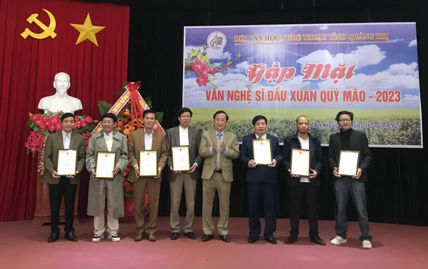 Trưởng Ban Tuy&ecirc;n gi&aacute;o Tỉnh ủy Hồ Đại Nam trao giải A Giải thưởng VHNT tỉnh Quảng Trị năm 2022