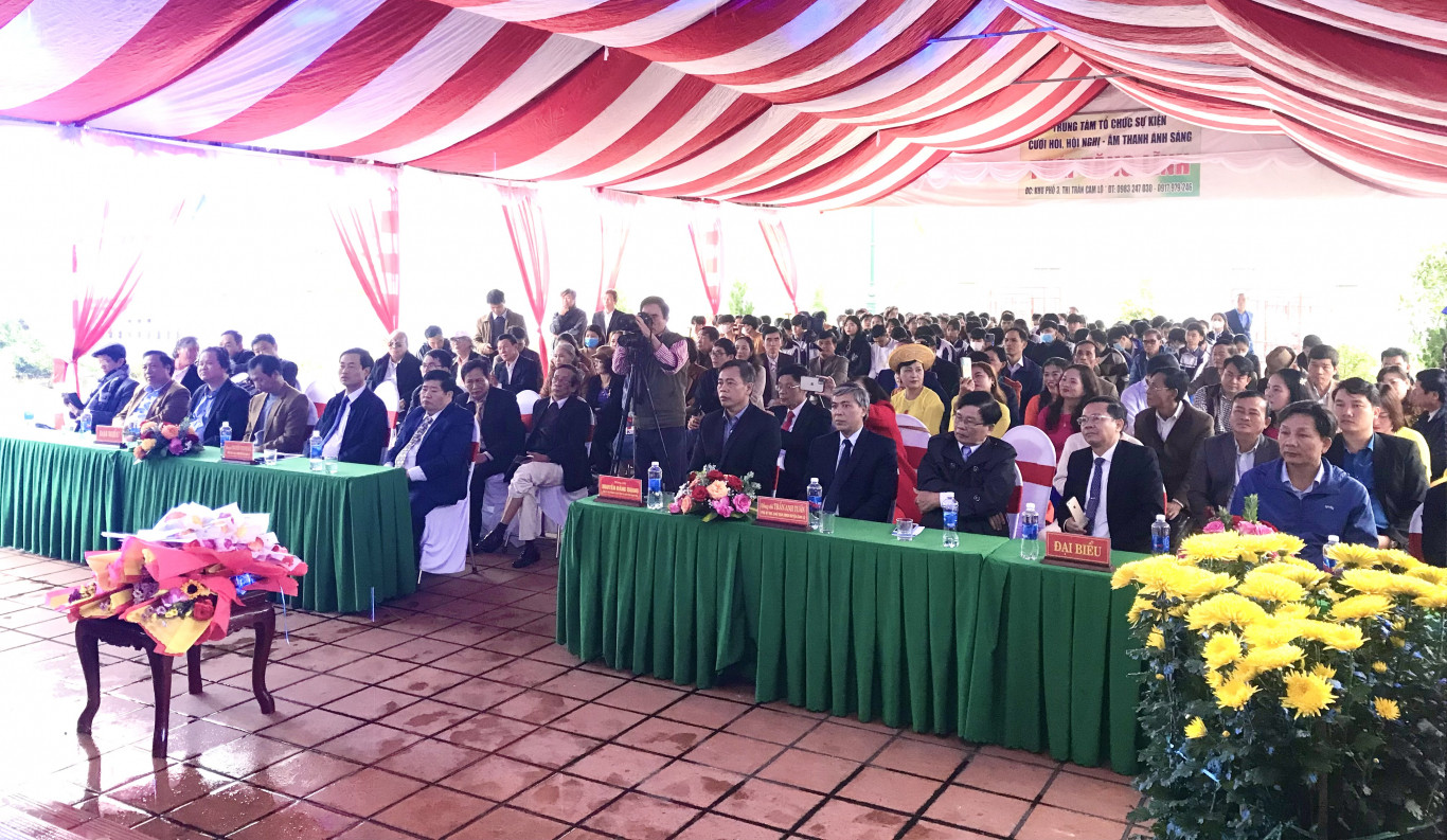 Ng&agrave;y Thơ Việt Nam tại Quảng Trị đ&atilde; thu h&uacute;t sự tham gia của đ&ocirc;ng đảo c&aacute;c nh&agrave; thơ v&agrave; c&ocirc;ng ch&uacute;ng y&ecirc;u thơ