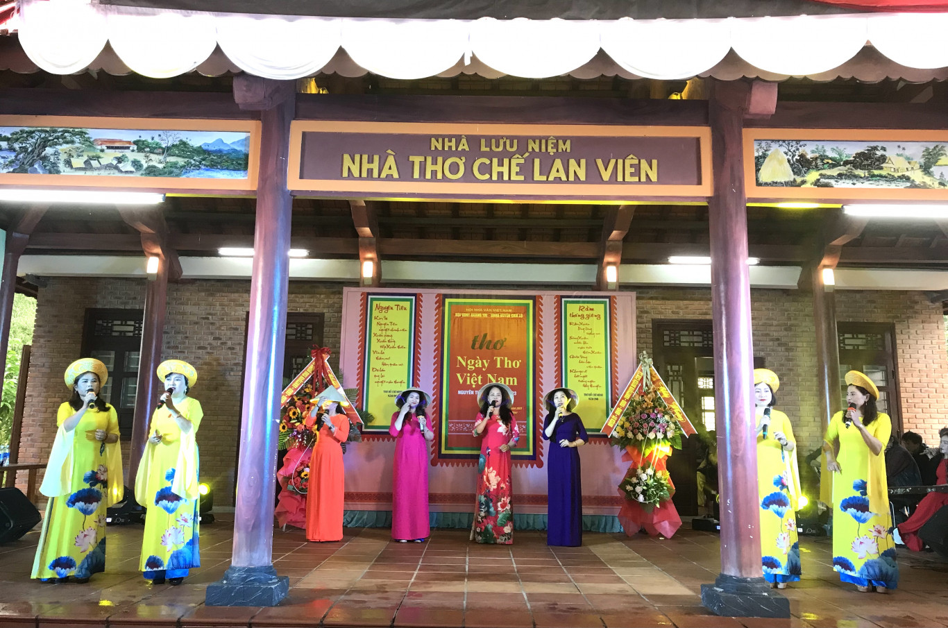 C&aacute;c nghệ sĩ tr&igrave;nh diễn những ca kh&uacute;c được phổ nhạc từ c&aacute;c b&agrave;i thơ được c&ocirc;ng ch&uacute;ng y&ecirc;u th&iacute;ch.