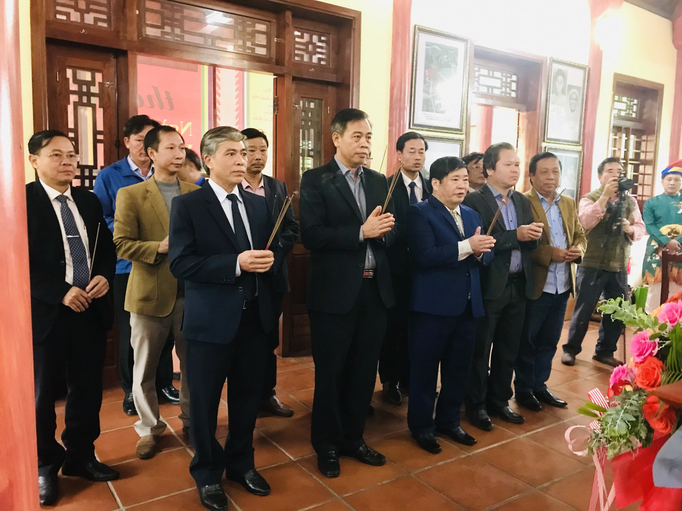 Trước khi bắt đầu chương tr&igrave;nh, l&atilde;nh đạo tỉnh v&agrave; huyện Cam Lộ d&acirc;ng hương tại Nh&agrave; lưu niệm nh&agrave; thơ Chế Lan Vi&ecirc;n ở x&atilde; Thanh An, huyện Cam Lộ