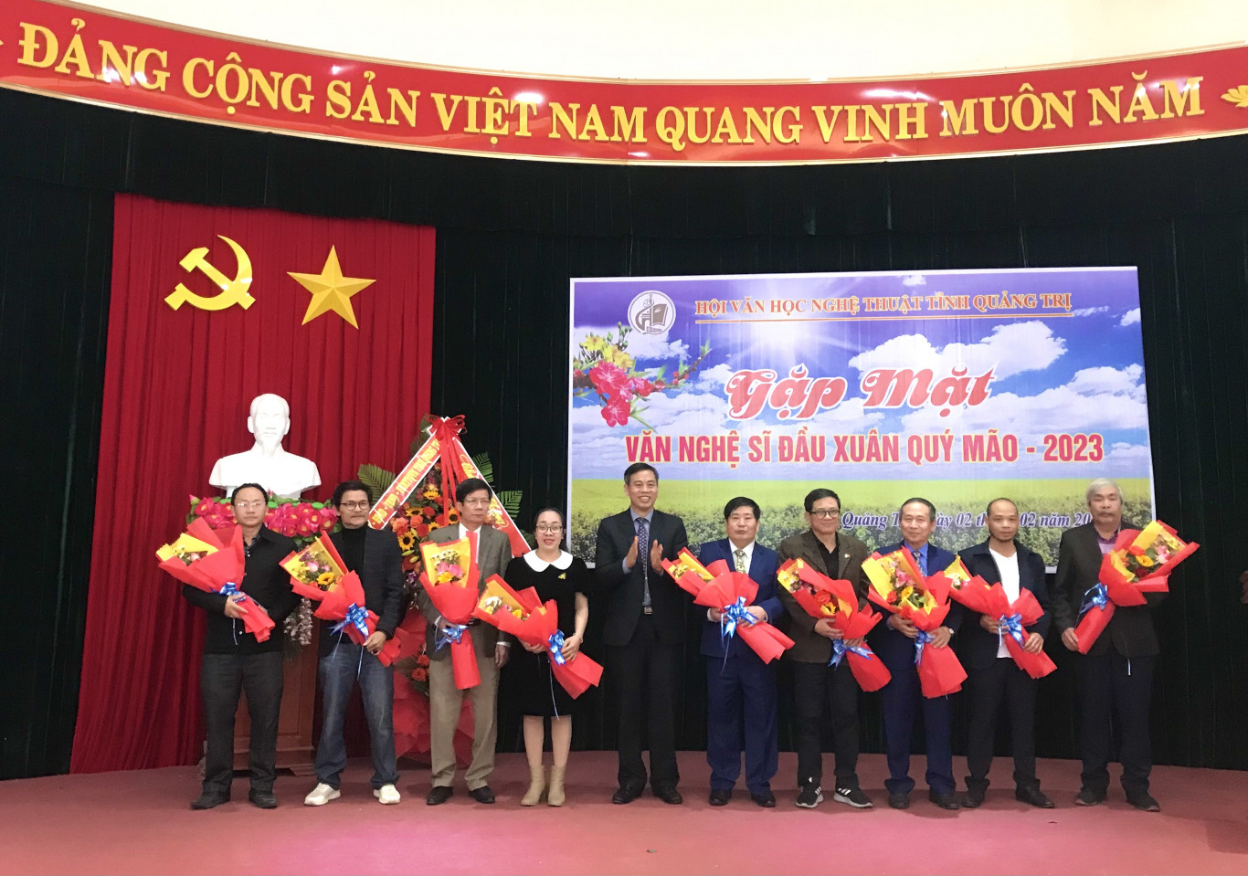 Ph&oacute; B&iacute; thư Thường trực Tỉnh ủy, Chủ tịch HĐND tỉnh Nguyễn Đăng Quang tặng hoa ch&uacute;c mừng c&aacute;c văn nghệ sĩ đoạt giải tại c&aacute;c cuộc thi s&aacute;ng t&aacute;c VHNT của c&aacute;c ban, bộ, ng&agrave;nh Trung ương tổ chức