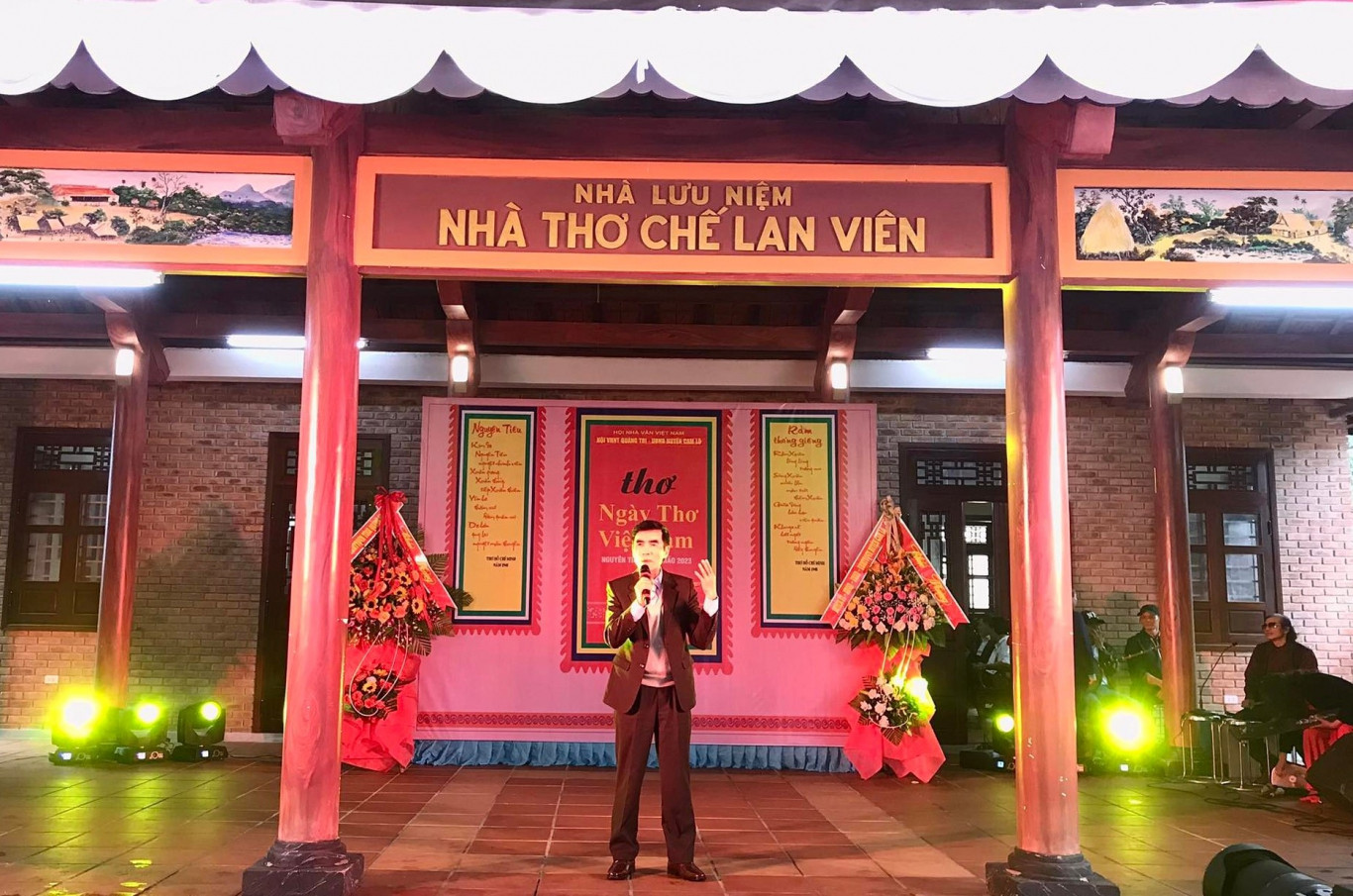 Nh&agrave; thơ Nguyễn Hữu Qu&yacute; đọc thơ v&agrave; giao lưu c&ugrave;ng c&ocirc;ng ch&uacute;ng y&ecirc;u thơ