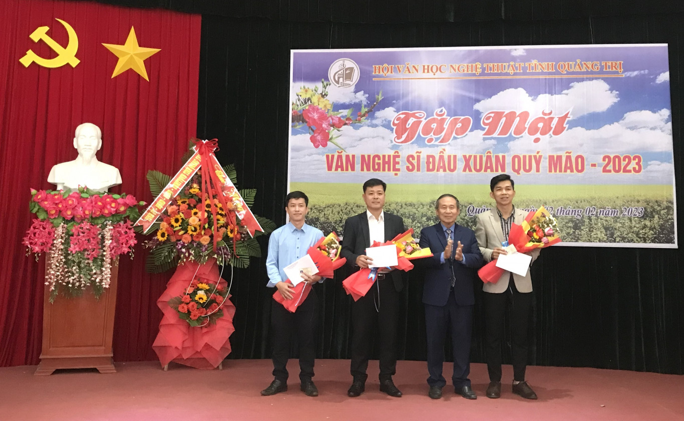 Hội VHNT tỉnh trao quyết định kết nạp 3 hội vi&ecirc;n mới