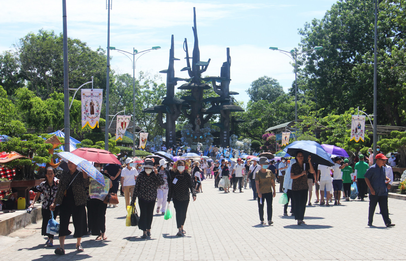 H&agrave;ng triệu gi&aacute;o d&acirc;n v&agrave; du kh&aacute;ch bị thu h&uacute;t bởi nhu cầu t&acirc;m linh, đức tin v&agrave; sự thưởng thức, chi&ecirc;m b&aacute;i những kiến tr&uacute;c c&oacute; gi&aacute; trị độc đ&aacute;o, ri&ecirc;ng biệt. - Ảnh: Thanh Hồ