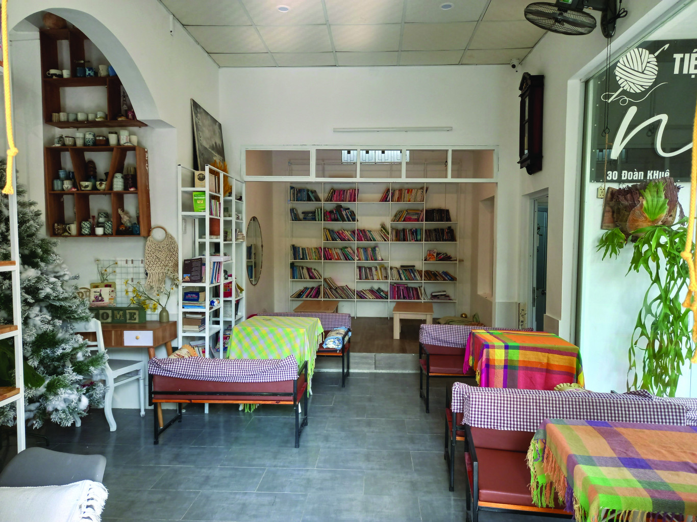 Kh&ocirc;ng gian thưởng thức c&agrave; ph&ecirc; v&agrave; đọc s&aacute;ch ở Mbook cafe, 30 Đo&agrave;n Khu&ecirc;, Đ&ocirc;ng H&agrave; - Ảnh: T.H
