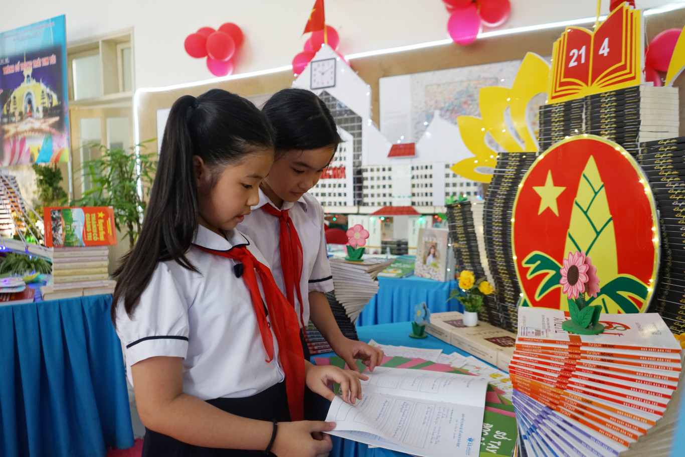 Cuộc thi Đại sứ Văn h&oacute;a đọc tỉnh Quảng Trị đ&atilde; trở th&agrave;nh diễn đ&agrave;n để c&aacute;c em học sinh tham gia, thể hiện t&igrave;nh y&ecirc;u s&aacute;ch cũng như năng khiếu, sở trường của bản th&acirc;n