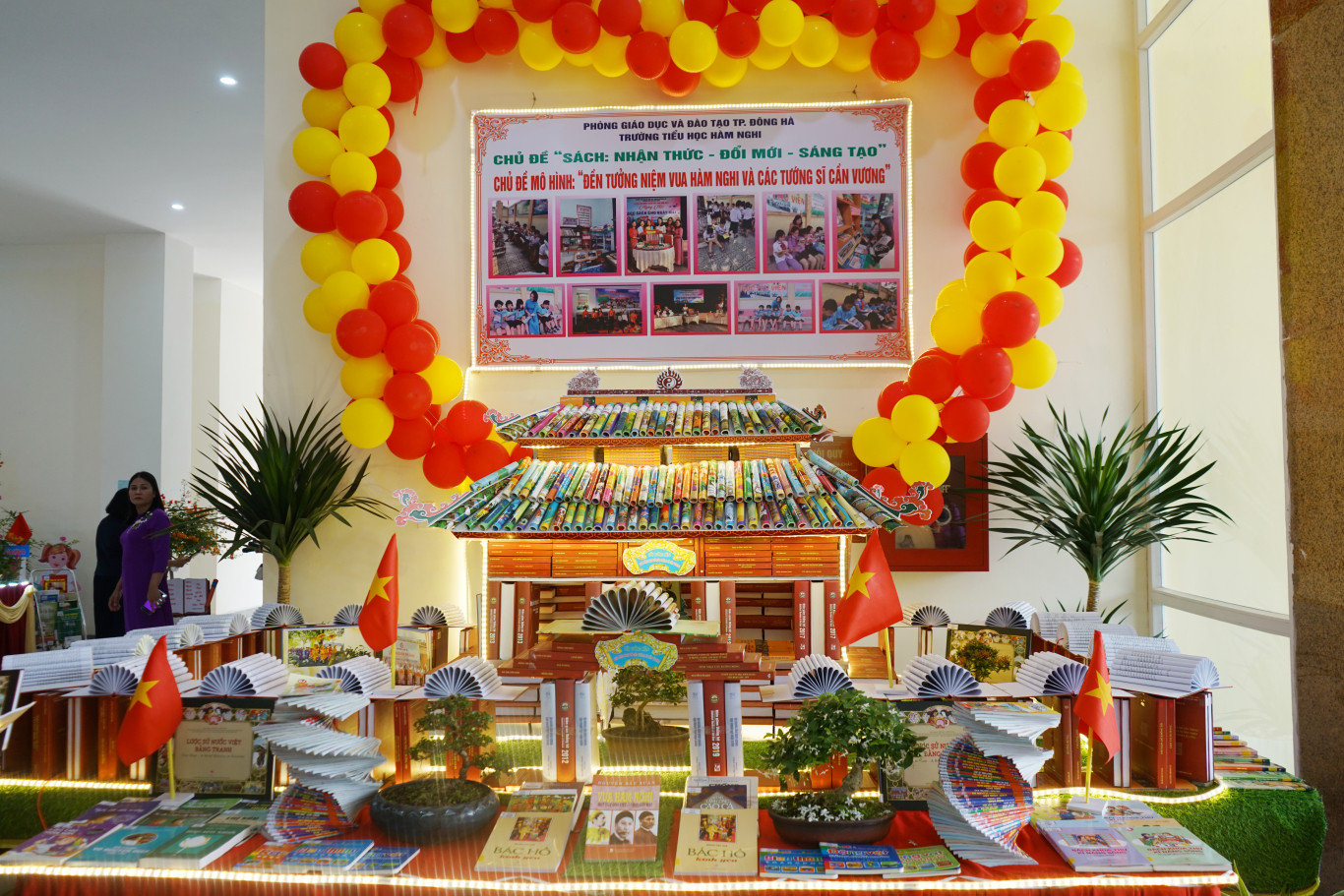 Độc đ&aacute;o m&ocirc; h&igrave;nh trưng b&agrave;y s&aacute;ch lấy &yacute; tưởng từ Khu Đền thờ vua H&agrave;m Nghi v&agrave; c&aacute;c tướng sĩ Cần Vương của trường Tiểu học H&agrave;m Nghi, TP Đ&ocirc;ng H&agrave;