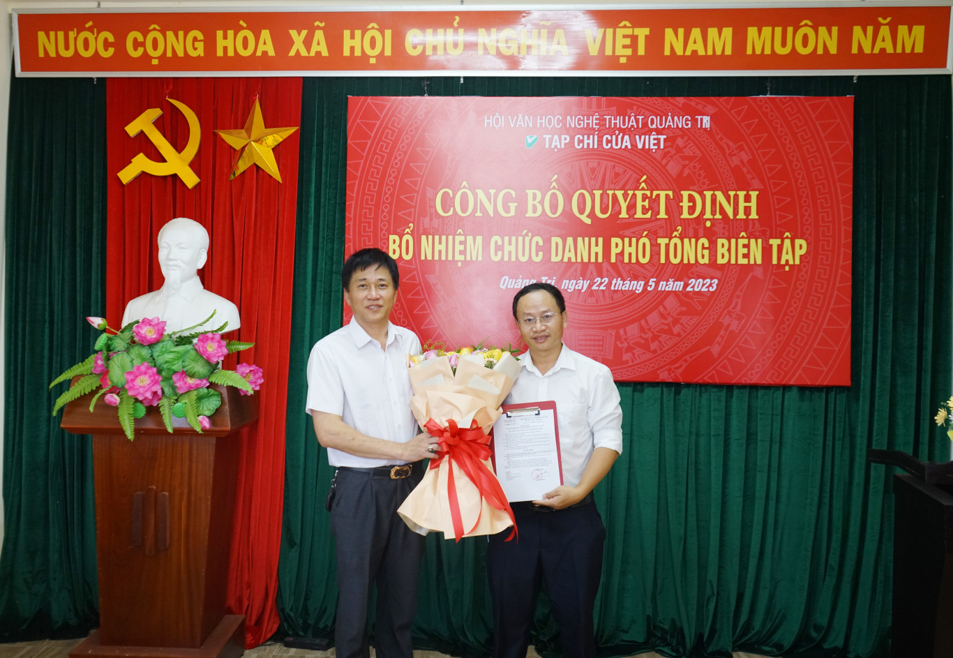 Ph&oacute; Gi&aacute;m đốc Sở Nội vụ L&ecirc; Quang Vịnh trao quyết định bổ nhiệm chức danh Ph&oacute; Tổng bi&ecirc;n tập Tạp ch&iacute; Cửa Việt cho &ocirc;ng Hồ Thanh Thọ 