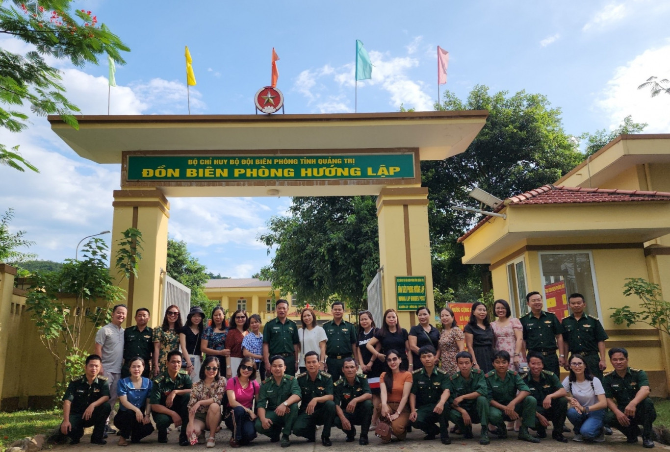 CLB Nh&agrave; b&aacute;o nữ tỉnh chụp ảnh kỷ niệm với c&aacute;n bộ, chiến sĩ Đồn Bi&ecirc;n ph&ograve;ng Hướng Lập