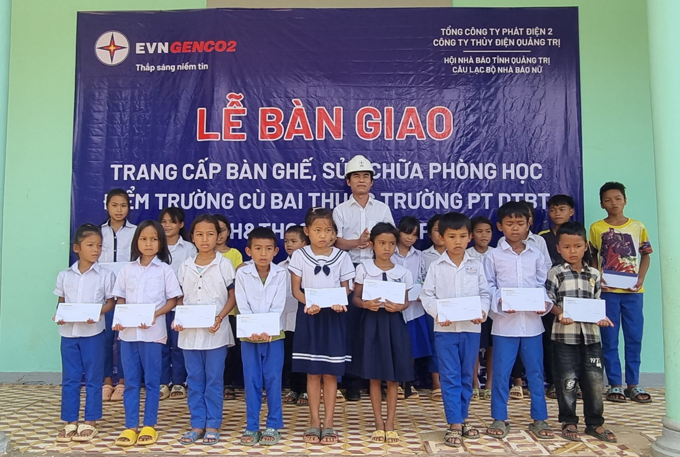 Tặng qu&agrave; cho học sinh c&oacute; ho&agrave;n cảnh kh&oacute; khăn ở điểm trường C&ugrave; Bai, x&atilde; Hướng Lập - Ảnh: Kăn Sương