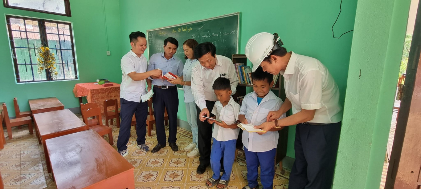 Tặng tủ s&aacute;ch cho học sinh ở điểm trường C&ugrave; Bai 