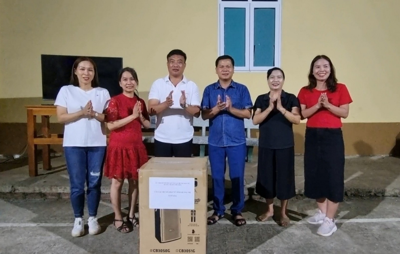 Ban Chủ nhiệm CLB Nh&agrave; b&aacute;o nữ tỉnh tặng qu&agrave; cho Đồn Bi&ecirc;n ph&ograve;ng Hướng Lập - Ảnh: Kăn Sương