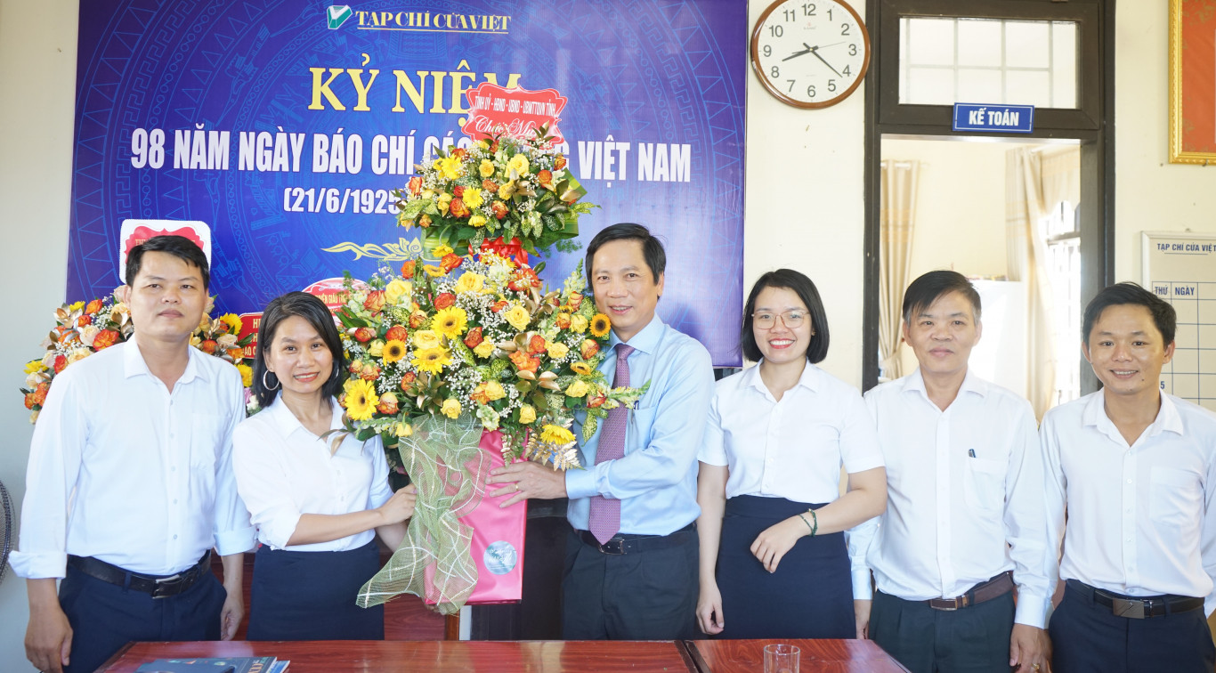 Ph&oacute; Chủ tịch UBND tỉnh Ho&agrave;ng Nam ch&uacute;c mừng Tạp ch&iacute; Cửa Việt 