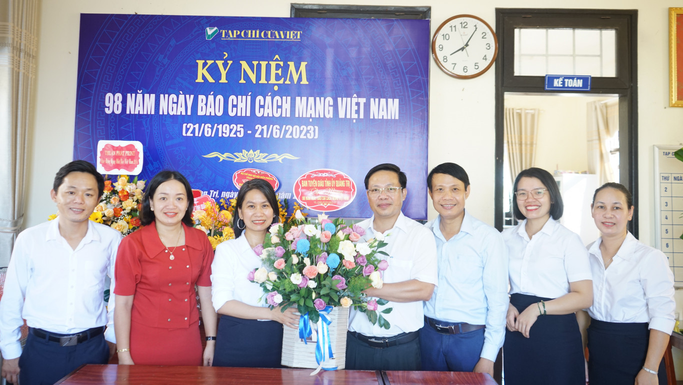 Ban Tuy&ecirc;n gi&aacute;o Tỉnh ủy tặng hoa ch&uacute;c mừng