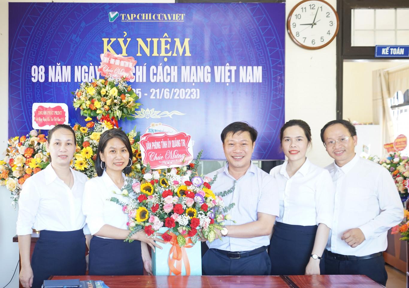 Văn ph&ograve;ng Tỉnh ủy tặng hoa ch&uacute;c mừng