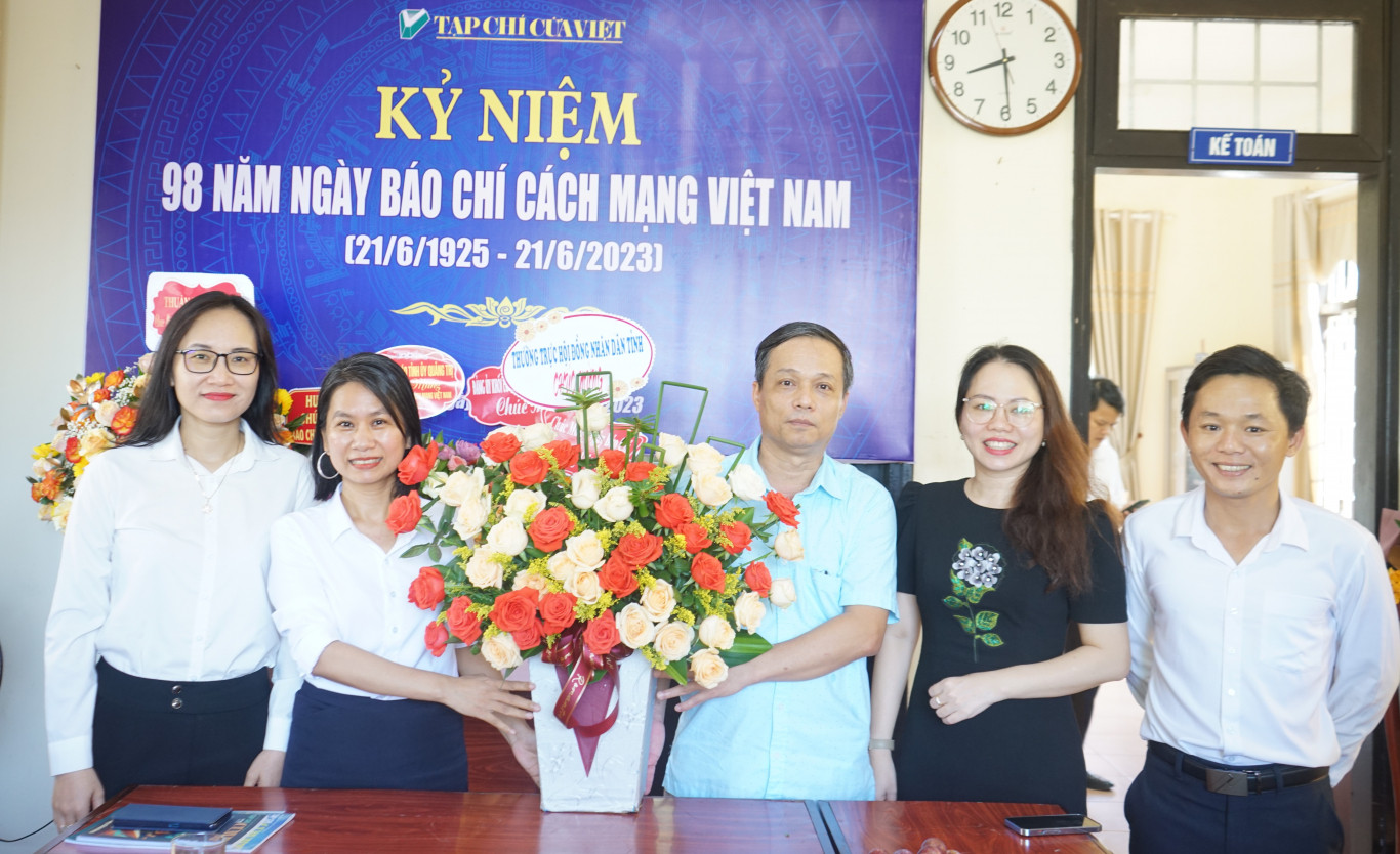 Thường trực Hội đồng nh&acirc;n d&acirc;n tỉnh tặng hoa ch&uacute;c mừng