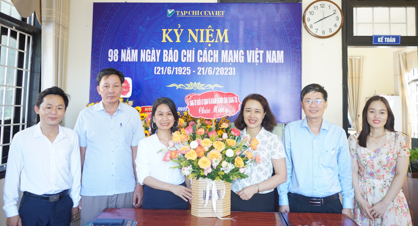 Đảng ủy Khối C&aacute;c cơ quan v&agrave; doanh nghiệp tỉnh tặng hoa ch&uacute;c mừng