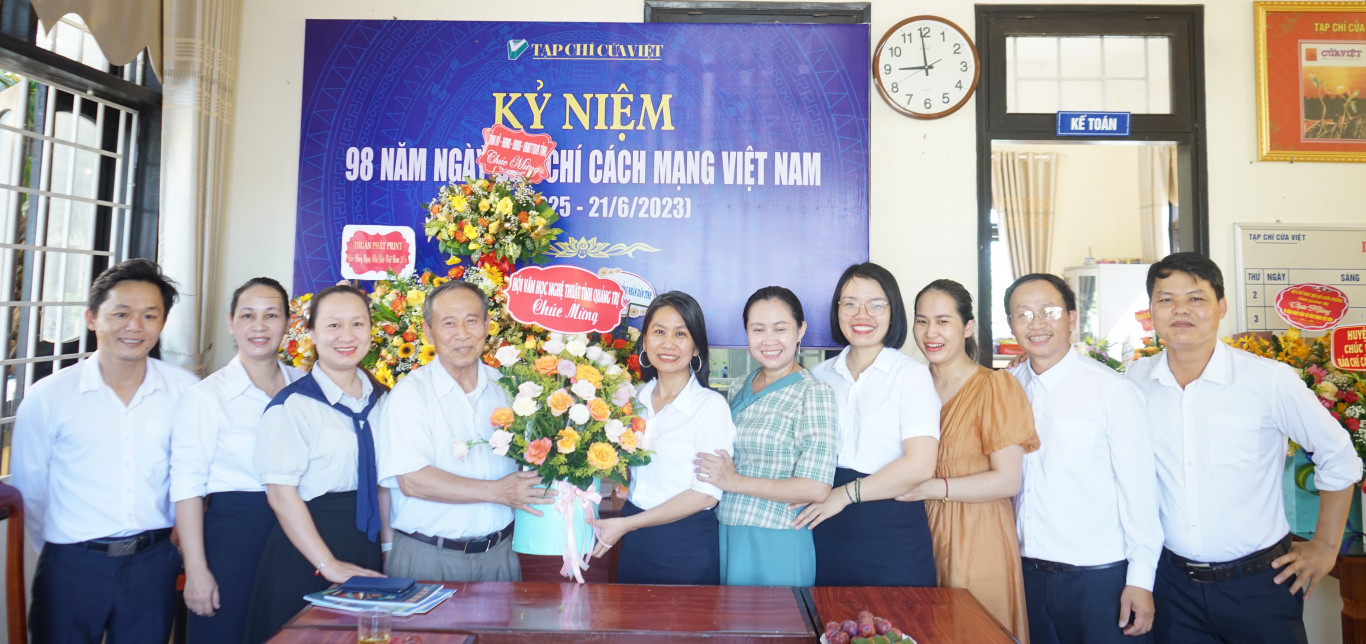 Hội VHNT tỉnh tặng hoa ch&uacute;c mừng