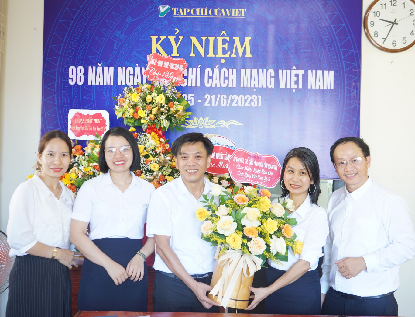 Sở Văn h&oacute;a, Thể thao v&agrave; Du lịch tặng hoa ch&uacute;c mừng