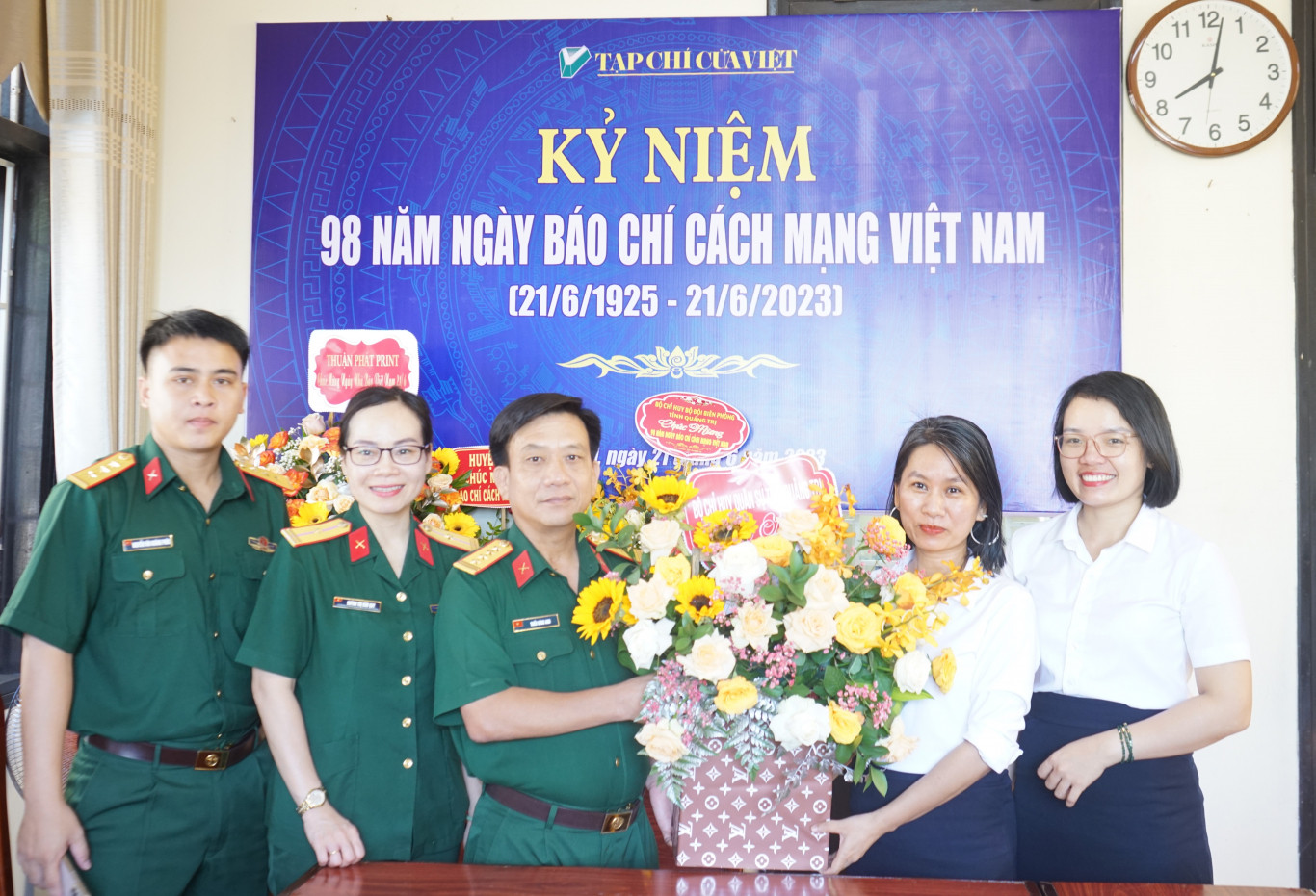 Bộ Chỉ huy Qu&acirc;n sự tỉnh tặng hoa ch&uacute;c mừng