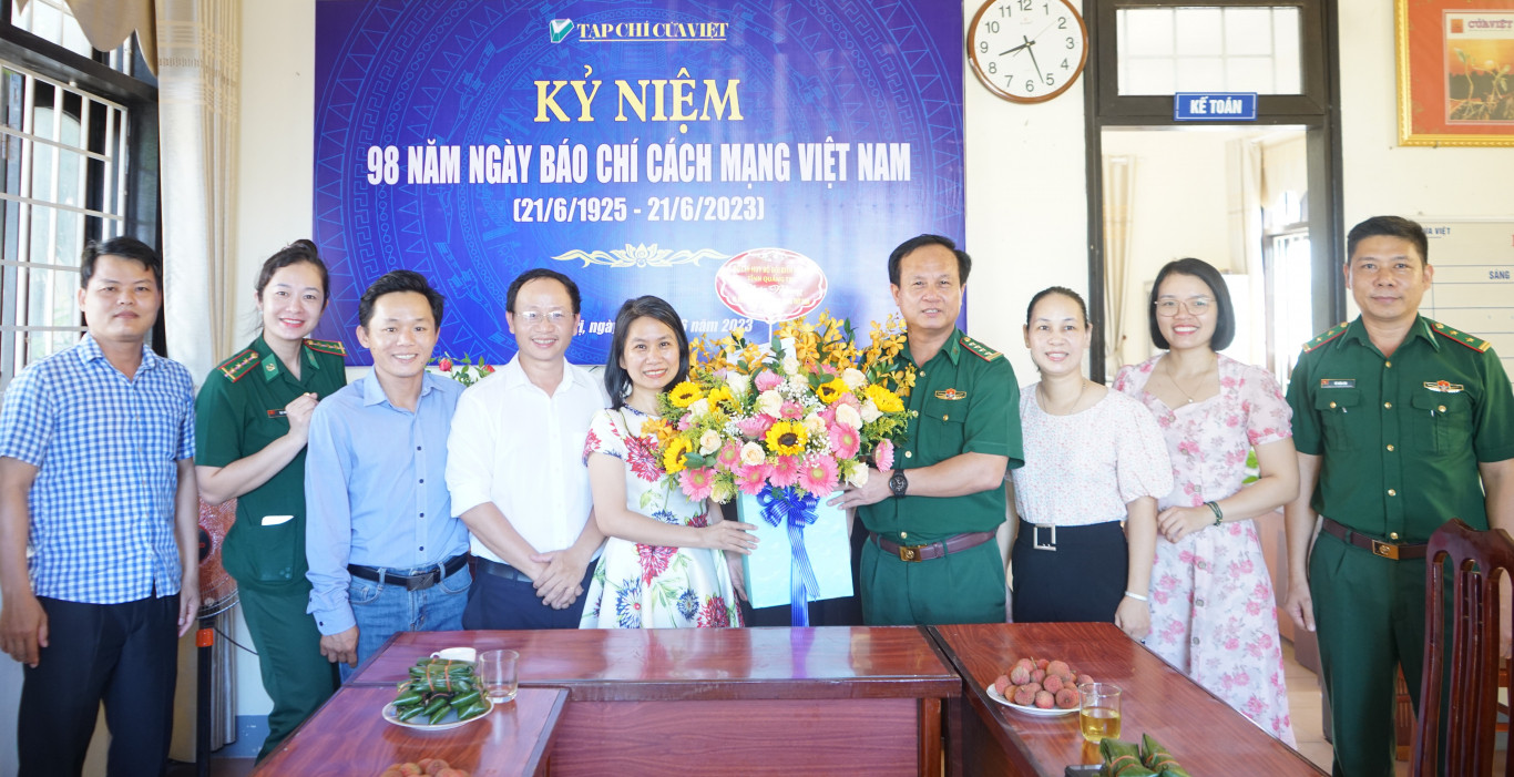 Bộ Chỉ huy Bộ đội Bi&ecirc;n ph&ograve;ng tỉnh tặng hoa ch&uacute;c mừng