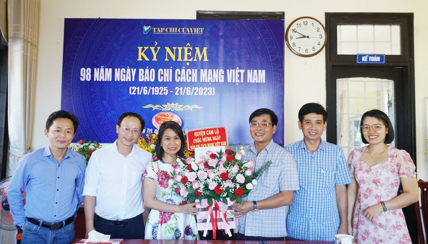 Huyện ủy-HĐND-UBND-UBMTTQVN huyện Cam Lộ tặng hoa ch&uacute;c mừng