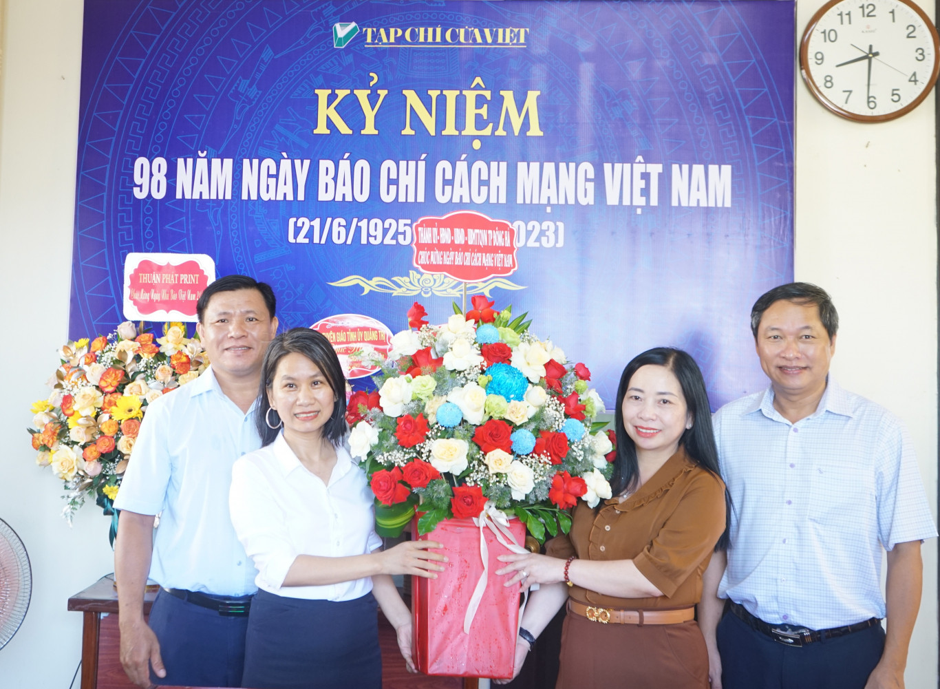 Th&agrave;nh ủy-HĐND-UBND-UBMTTQVN th&agrave;nh phố Đ&ocirc;ng H&agrave; tặng hoa ch&uacute;c mừng