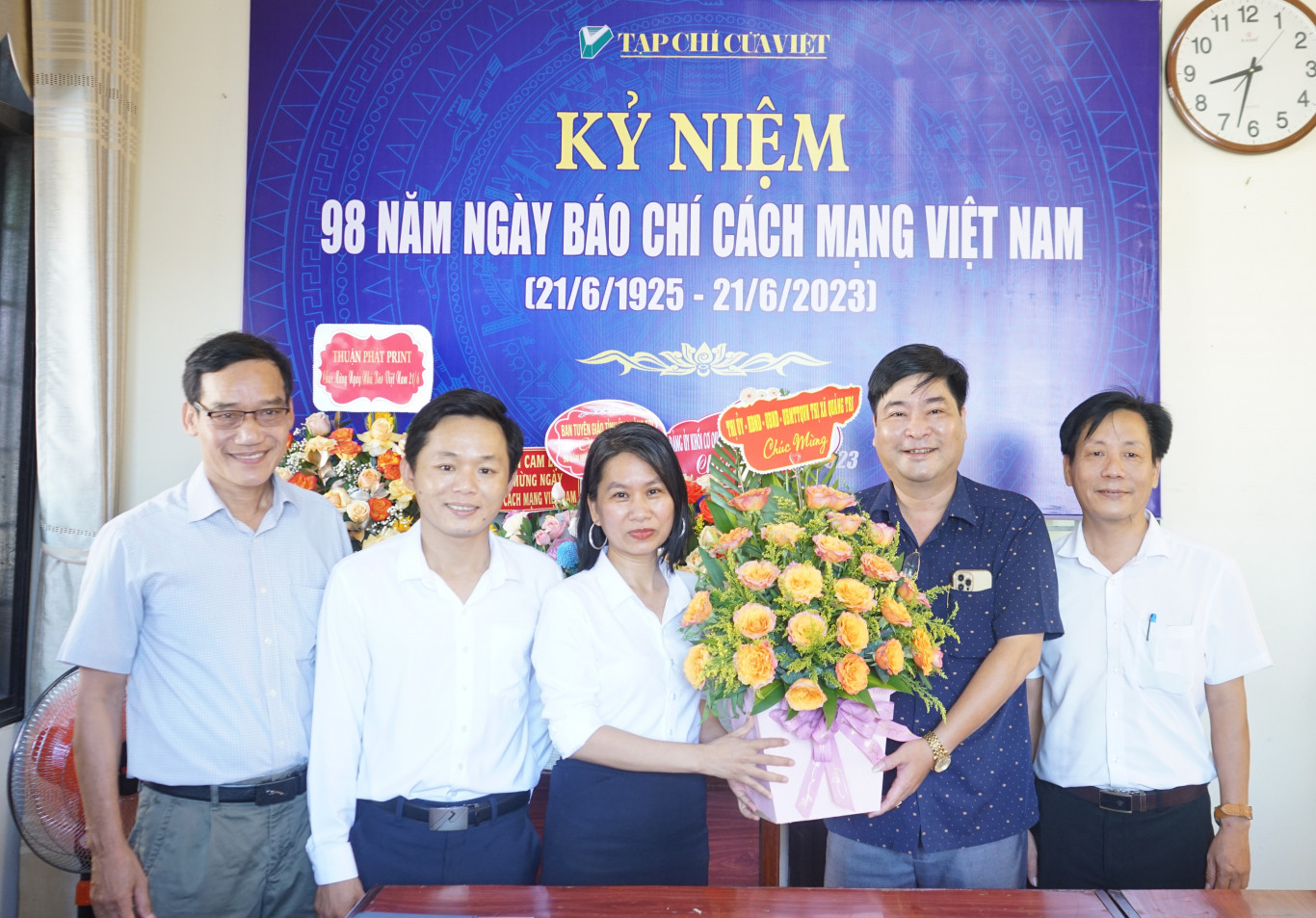 Thị ủy-HĐND-UBND-UBMTTQVN thị x&atilde; Quảng Trị tặng hoa ch&uacute;c mừng