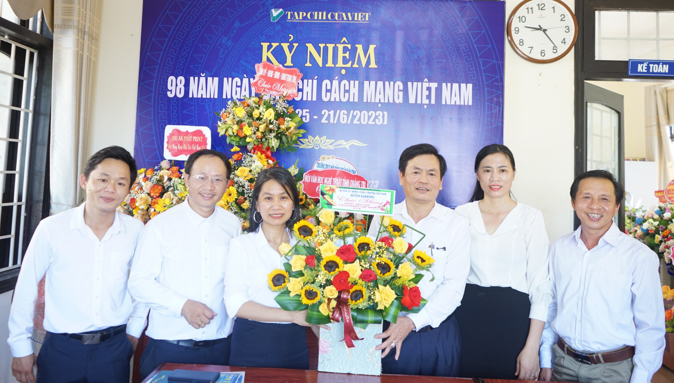 Huyện ủy-HĐND-UBND-UBMTTQVN huyện Đakr&ocirc;ng tặng hoa ch&uacute;c mừng