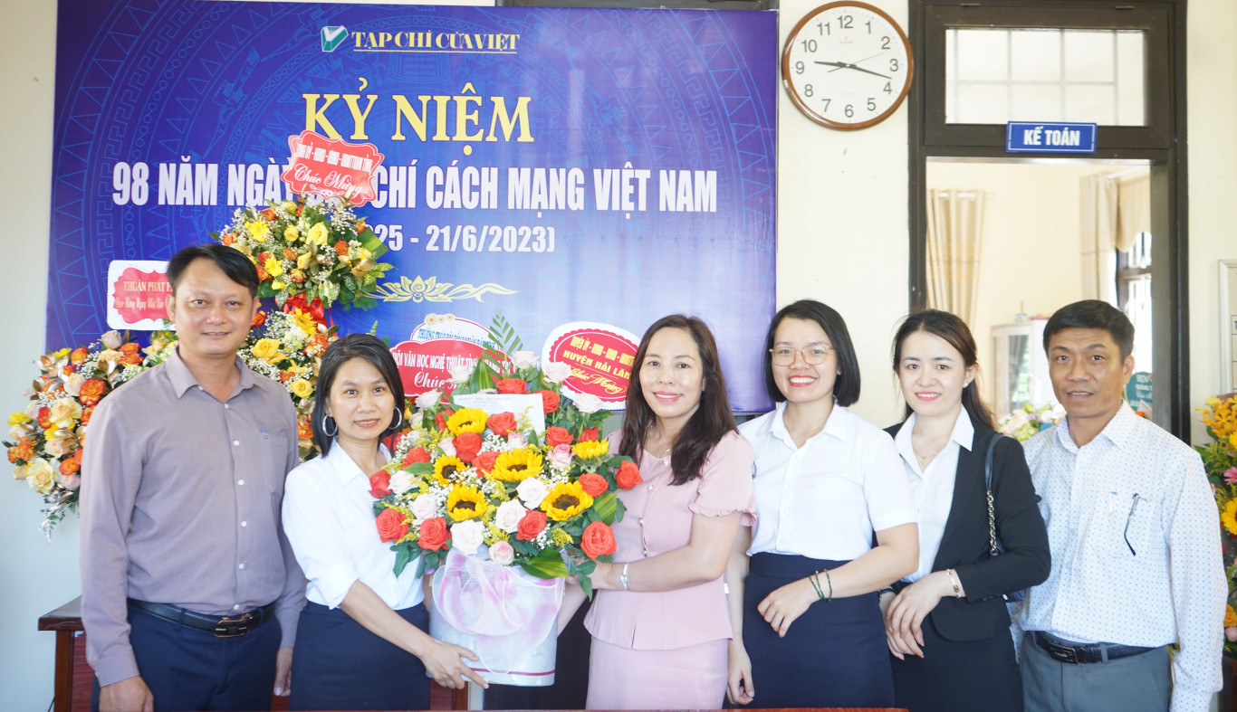 Huyện ủy-HĐND-UBND-UBMTTQVN huyện Hải Lăng tặng hoa ch&uacute;c mừng