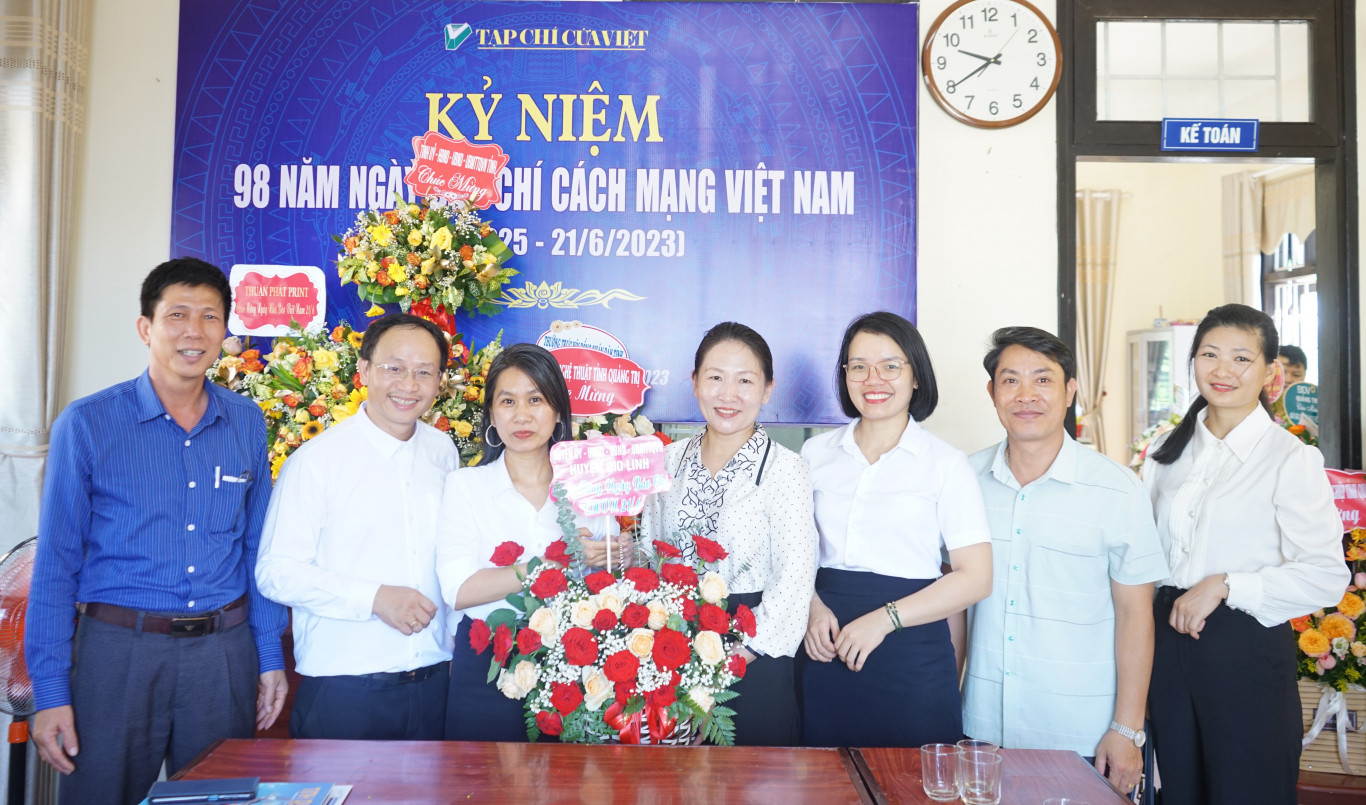 Huyện ủy-HĐND-UBND-UBMTTQVN huyện Gio Linh tặng hoa ch&uacute;c mừng