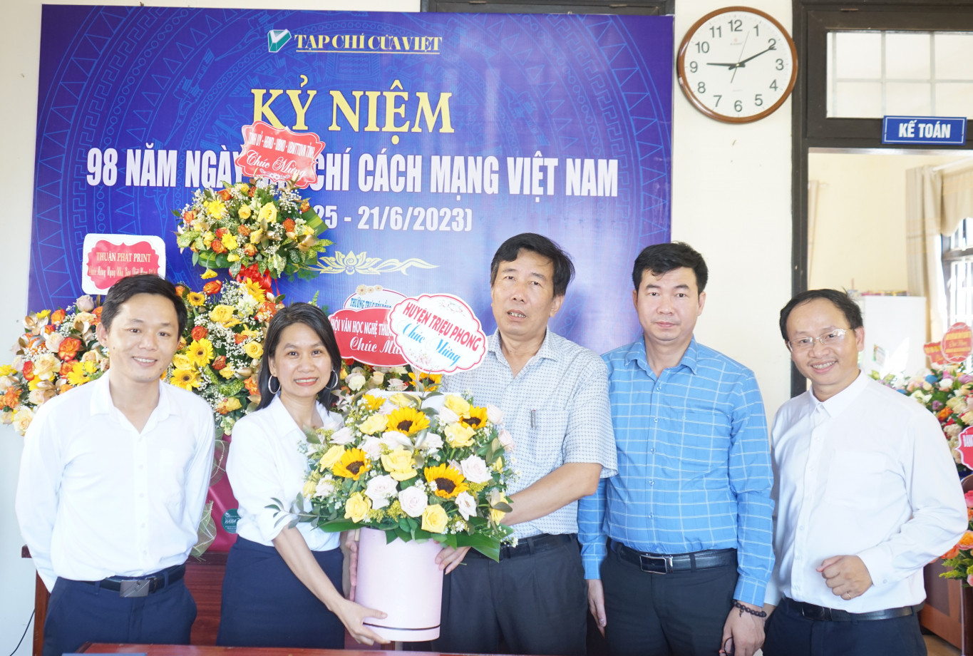 Huyện ủy-HĐND-UBND-UBMTTQVN huyện Triệu Phong tặng hoa ch&uacute;c mừng