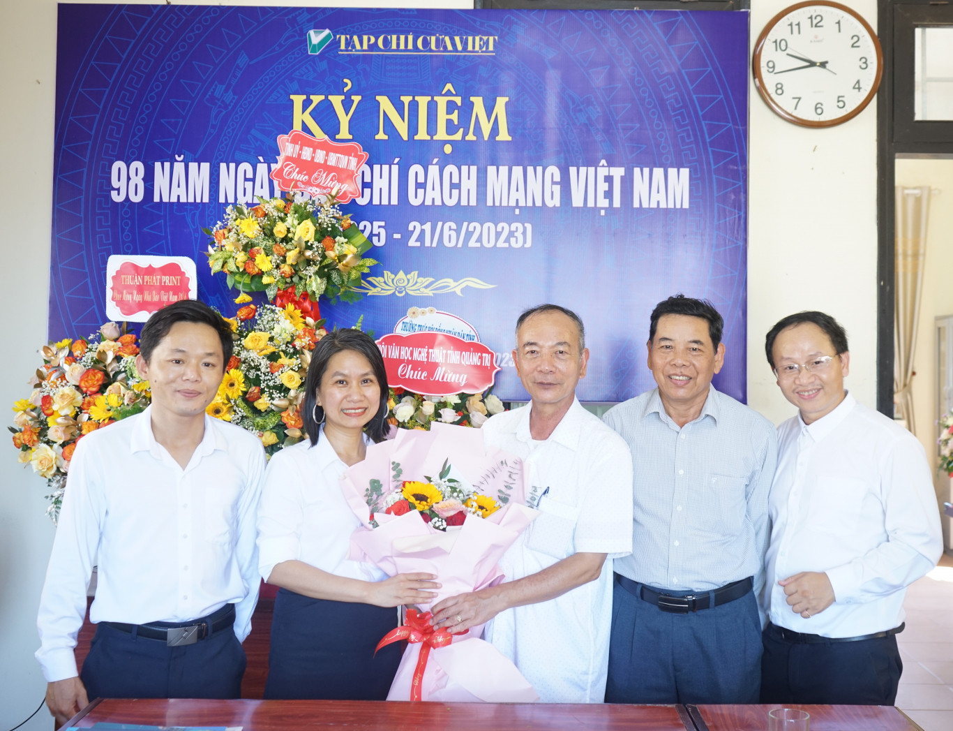 CLB Nh&agrave; b&aacute;o cao tuổi tặng hoa ch&uacute;c mừng