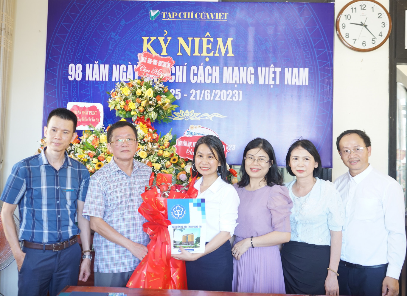 Bảo hiểm x&atilde; hội tỉnh tặng hoa ch&uacute;c mừng