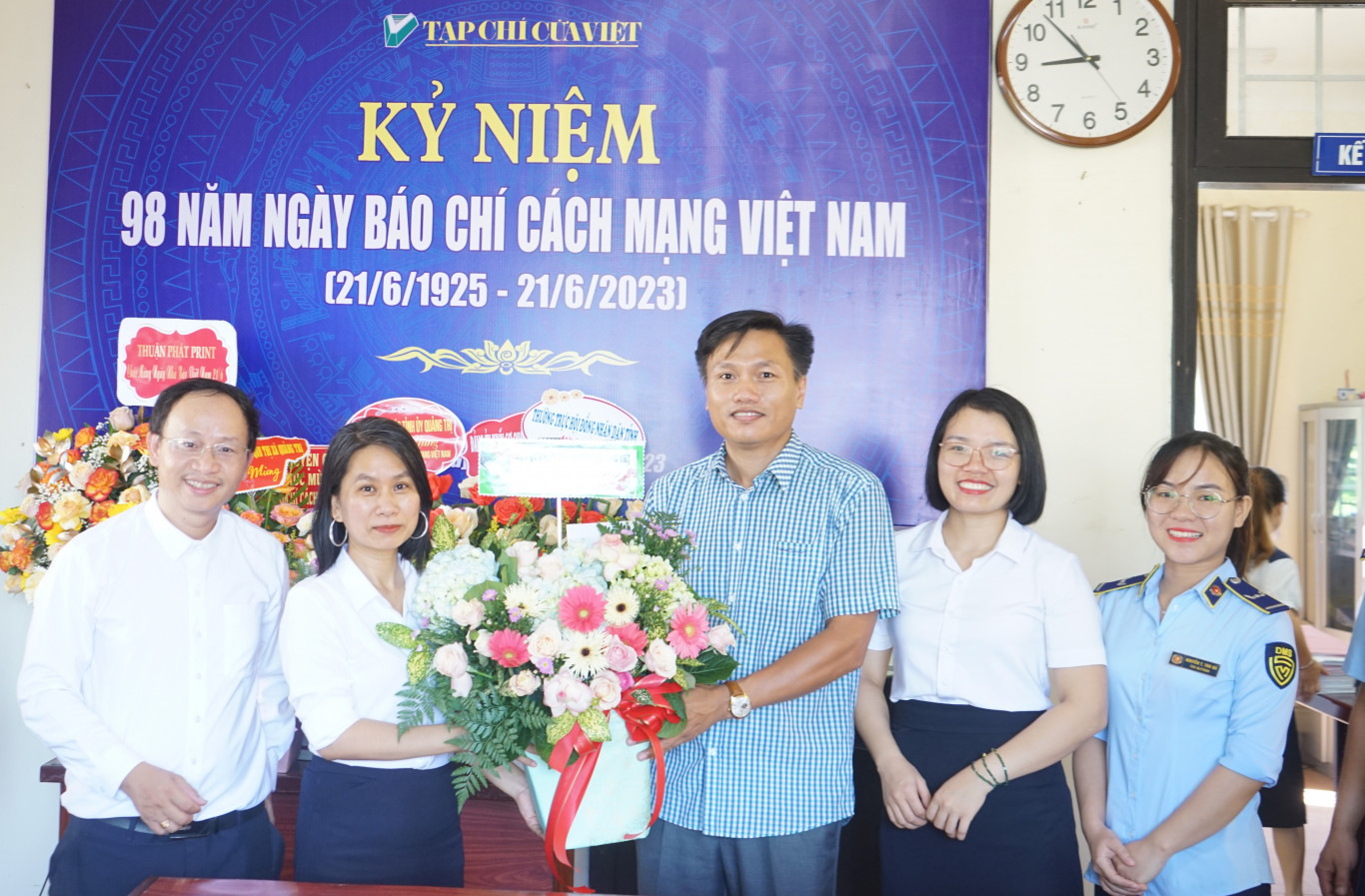 Cục Quản l&yacute; thị trường Quảng Trị tặng hoa ch&uacute;c mừng