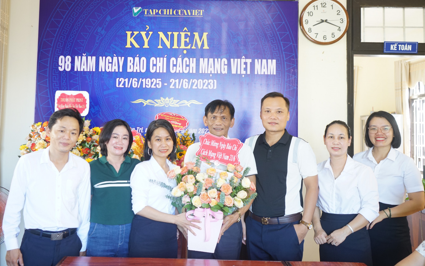 C&aacute;n bộ, chiến sĩ Ph&ograve;ng PA03 (C&ocirc;ng an tỉnh) tặng hoa ch&uacute;c mừng