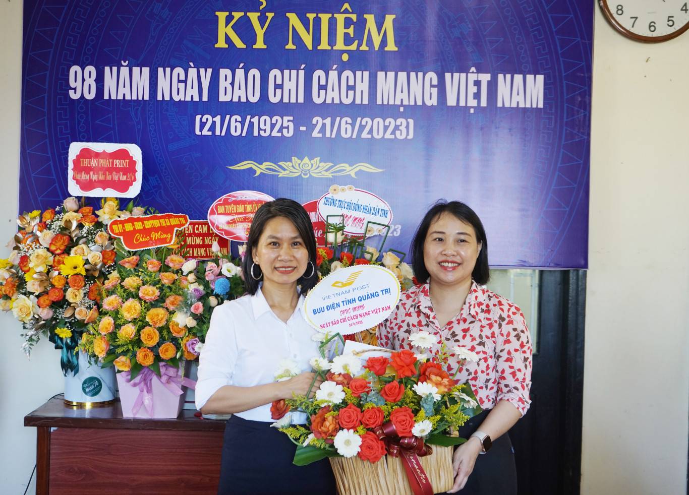 Bưu điện tỉnh tặng hoa ch&uacute;c mừng